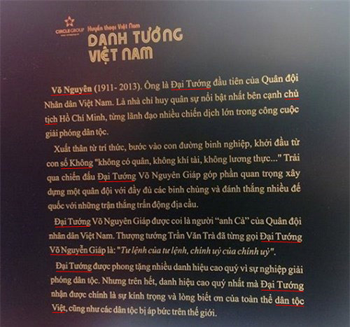 Phần tóm tắt tiểu sử dưới tượng Đại tướng Võ Nguyên Giáp đang trưng bày tại bảo tàng Lịch sử Quân sự Việt Nam bị ghi thiếu tên, sai lỗi chính tả, viết hoa. 