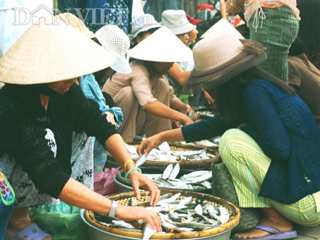 Cảnh mua bán cá mòi tại chợ Thu Bồn, xã Duy Tân, huyện Duy Xuyên, trong lễ hội Bà Thu Bồn năm 2013