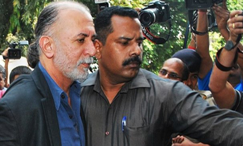 Ông Tarun Tejpal (trái), từng là người đứng đầu của tạp chí Tehelka. Ảnh: AFP