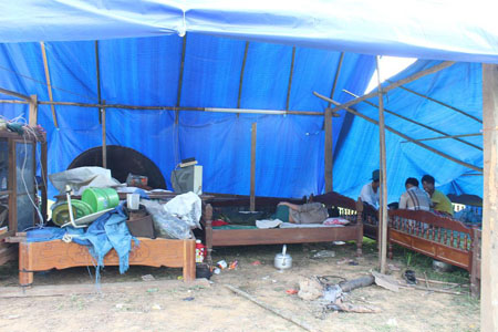 Bỏ làng dựng lều ở nơi khác sống tạm