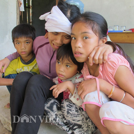 4 mẹ con chị Hoàng Thị Hoè ở thôn Chay ôm nhau klhóc khi chồng là anh Trần Văn Trị bị chết trong rừng