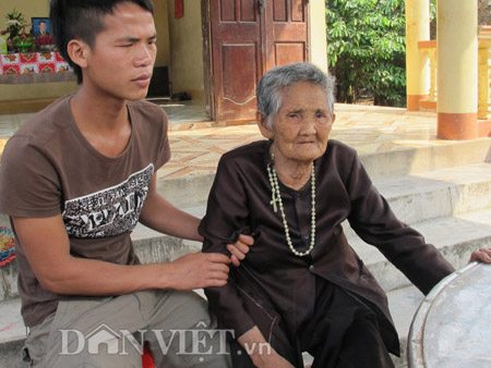 Bà Hoàng Thị Nhung (93 tuổi) khóc con trai Nguyễn Văn Thăng