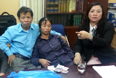 Vợ chồng ông Chấn trong một lần ra từ Bắc Giang ra Hà Nội gặp luật sư Vũ Thị Nga. Ảnh: Việt Dũng.