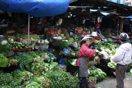 Giá rau đắt, người mua hàng ở chợ Nghĩa Tân cũng vắng vẻ