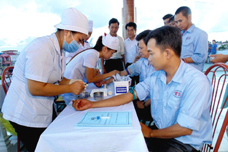 Các y, bác sĩ Bệnh viện đa khoa Hồng Phúc (Hải Phòng) khám sức khỏe cho các lái xe của Công ty TNHH vận tải Thịnh Hưng