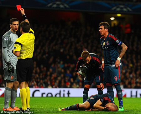 Szczesny nhận thẻ đỏ sau khi phạm lỗi với Robben