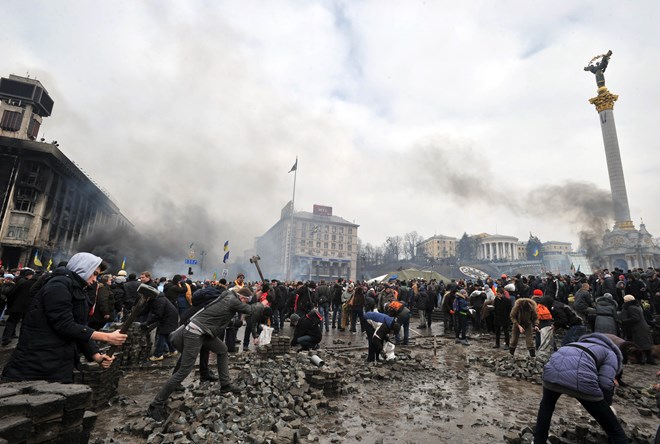Người biểu tình chống chính phủ ở Kiev xung đột với cảnh sát, ngày 19/2. (Nguồn: AFP/TTXVN)