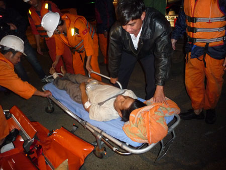 Một ngư dân bị nạn trên biển được đưa vào bờ cấp cứu