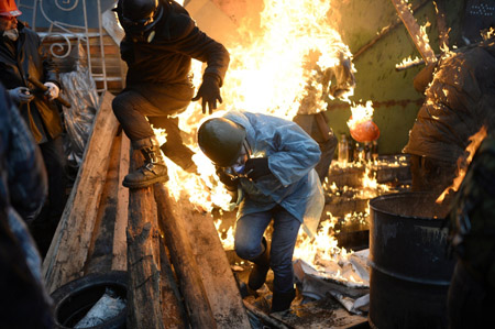 Biểu tình chống Chính phủ ở Kiev đã biến thành bạo lực đẫm máu. 