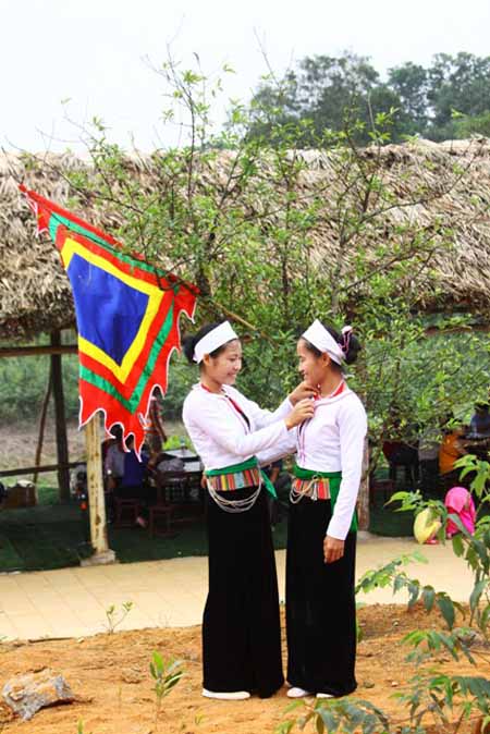 Du lịch Hồ Hòa Bình, tìm hiểu nét đặc sắc trong trang phục truyền thống của  phụ nữ dân tộc Mường