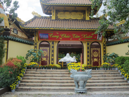 Cổng chùa Từ Quang.