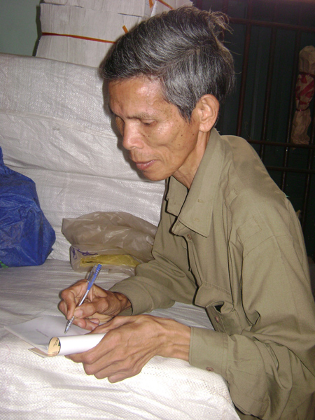 Nhà thơ Trương Quang Thứ đứng viết
