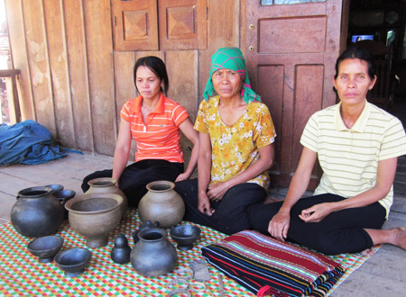 Những nghệ nhân gốm còn sót lại ở Yang Tao và những sản phẩm gốm mang “hồn” riêng của người M’Nông. 