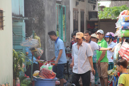 Người dân theo dõi vụ cháy.