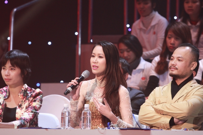 Hoa hậu Dương Thùy Linh đối đáp lại một cách khéo léo khi bị chê trình độ kém.