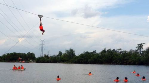Đu dây nhảy sông là trò chơi mạo hiểm ở KDL Bò Cạp Vàng - Ảnh: Như Lịch