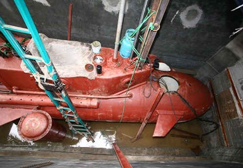 Nước trong bể thử nghiệm được hút hết để điều chỉnh lại con tàu. (Ảnh PetroTimes) 