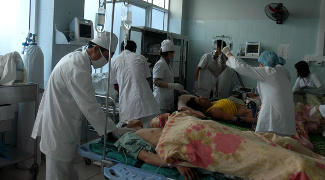 Cấp cứu các nạn nhân tại Bệnh viện Đa khoa tỉnh Lai Châu.