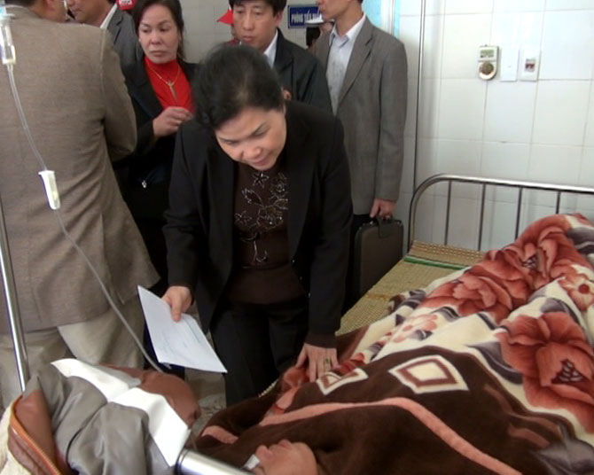 Lãnh đạo tỉnh đến bệnh viện thăm hỏi và tặng quà cho các nạn nhân vụ tai nạn.