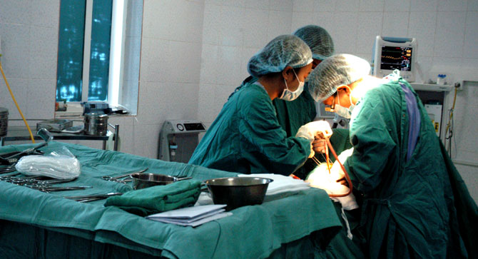 Mổ cấp cứu các nạn nhân tại Bệnh viện Đa khoa tỉnh Lai Châu.