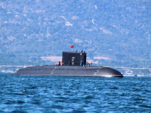 Việt Nam đã nhận tàu ngầm lớp Kilo đầu tiên do Nga đóng, đặt tên là tàu ngầm Hà Nội.
