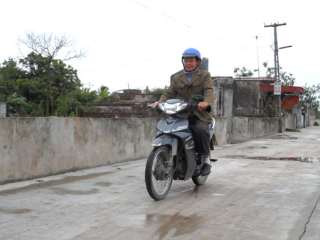 Niềm vui của người dân xã Hồng Tiến khi đi trên con đường nông thôn mới.  (Nguồn ảnh: Báo Thái Bình)