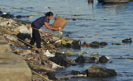 Người dân Lý Sơn đổ rác ra biển.