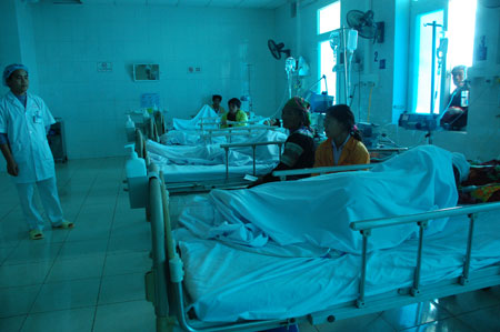 4 bệnh nhân nặng nhất trong vụ sập cầu treo đang được điều trị tích cực tại khoa Hồi sức cấp cứu, BV Đa khoa Lai Châu.
