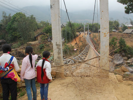 Sáng nay, người dân vẫn tập trung rất đông tại hiện trường vụ sập cầu treo.