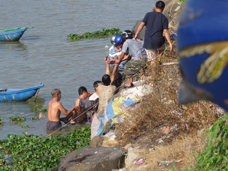 Thi thể ông Quần được tìm thấy, đưa lên bờ