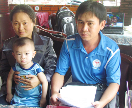 Vợ chồng chị Tuyền bức xúc vì bị chấm dứt  hợp đồng lao động. 