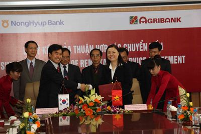Đại diện Agribank và NongHyup Bank ký kết thỏa thuận chuyển tiền cho người lao động Việt Nam tại Hàn Quốc  (Nguồn ảnh: Agribank)