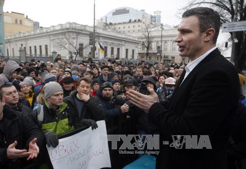 Chủ tịch Đảng UDAR đối lập của Ukraine Vitali Klitschko (phải) phát biểu trước những người ủng hộ bên ngoài tòa nhà Quốc hội Ukraine ở Kiev ngày 23/2. AFP/ TTXVN