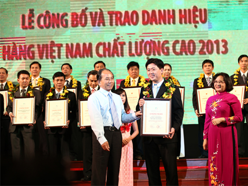 Lễ công bố và trao danh hiệu Doanh nghiệp hàng Việt Nam chất lượng cao 2013 (Nguồn ảnh: Hội DNVNCLC)