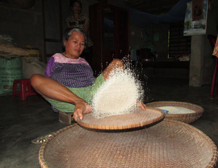 Hàng ngày, bà Hành vẫn làm công việc sảy gạo cho hàng xóm.