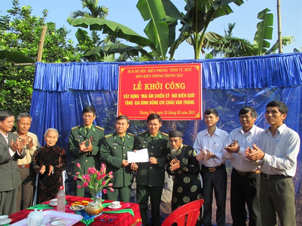 Lễ khởi công xây dựng nhà Mái ấm chiến sĩ cho Thượng úy Châu Văn Trung. (Ảnh: Báo Biên phòng)