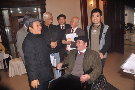 Nhà văn Lê Lựu (ngồi) trong lễ ra mắt Quỹ Nhà văn Lê Lựu.