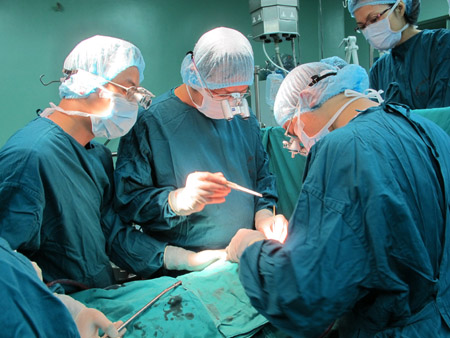 Bác sĩ Dương Đức Hùng (giữa) trong một ca mổ tim khó. 