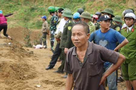 Người đánh cá Nguyễn Văn Thời nhận được 300 triệu đồng trong việc  bán công phát hiện cây gỗ sưa bạc tỷ.