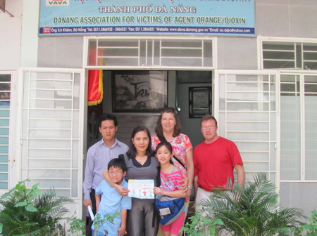 Bà Nguyễn Thị Hiền (ở giữa)-chụp ảnh lưu niệm cùng với gia đình ông bà  Sherman LaBarge và bà Carrie Welch , bé Nhung (bìa phải) tại Trung tâm nuôi dưỡng trẻ em mô côi của Hội chữ Thập đỏ Đà Nẵng.