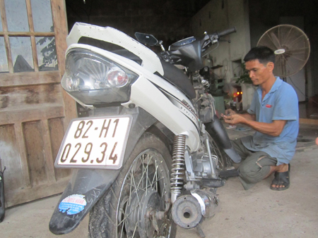Anh Xuyến (39 tuổi) là một thợ sửa xe máy đồng thời là thợ cơ khí.