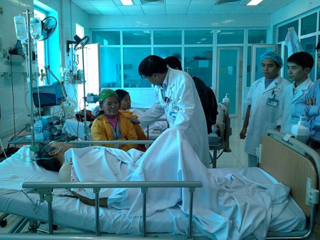 Bác sĩ Bệnh viện Bạch Mai thăm khám cho các bệnh nhân tại Bệnh viện Đa khoa tỉnh Lai Châu.