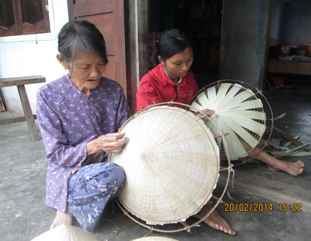Đã hơn 400 năm tuổi, nhưng Làng nghề nón lá Quế Minh vẫn còn tồn tại  và người dân Quế Minh  quyết tâm gìn giữ nghề.