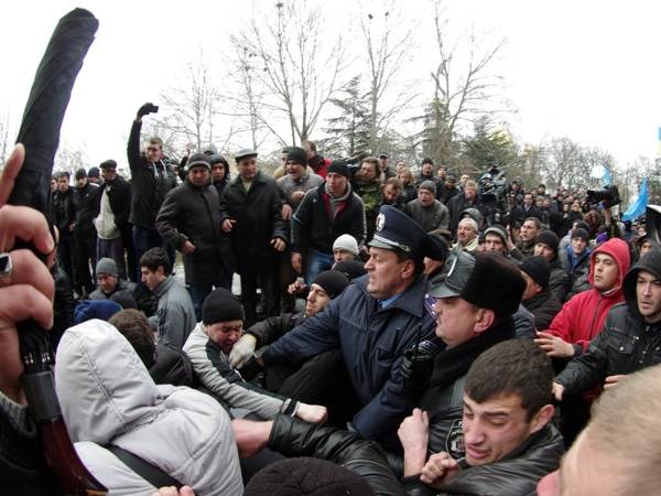 Xung đột bùng phát bên ngoài cơ quan lập pháp thủ phủ Simferopol thuộc khu vực Crimea. (Ảnh: AFP/TTXVN)