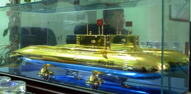 Hình ảnh ông Hòa in vào mô hình chiêc tàu ngầm trên bàn làm việc của ông.