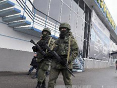 Lực lượng vũ trang không rõ của phe nào ở sân bay Simferopol ngay 28.2 (Nguồn: AFP/TTXVN)