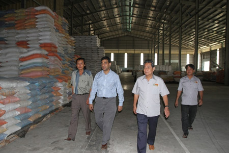 Ông Kumardev Datta và ông Huỳnh Văn Thòn (phải) thăm nhà máy chế biến  	gạo xuất khẩu trong chuỗi sản xuất lúa gạo của AGPPS. 