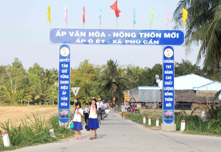 Nhiều tuyến đường xã ở xã Phú Cần được xây mới, nâng cấp. 