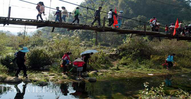 Đôi dòng người qua suối và cầu treo.