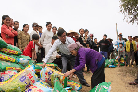 Đại diện Báo NTNN trao phân bón cho nông dân thôn Đô Trình 4, xã An Nông, Triệu Sơn. 
